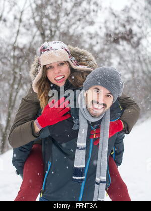 Paar in der Liebe, die Spaß an einem verschneiten Wintertag im freien Stockfoto