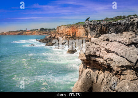 Die Hölle Mund Abgrund befindet sich in Cascais. Es befindet sich am Meer Klippen in der Nähe von Lissabon, Cascais, Portugal Stockfoto