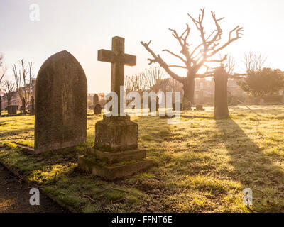 Ein Friedhof an einem frostigen frühen Morgen im Winter - St Mary's, Wandsworth, London Stockfoto