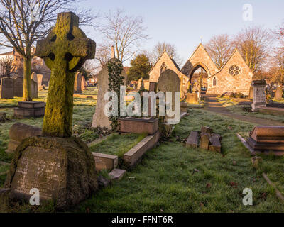 Ein Friedhof an einem frostigen frühen Morgen im Winter - St Mary's, Wandsworth, London Stockfoto