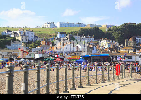 Hastings, East Sussex. Menschen, die gerade ein Sommerkonzert auf dem Strand, England, UK Stockfoto