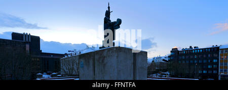 Die Statue von Ingolfur Arnarson, erste Siedler der Wikinger in Island, Arnarholl, Stadt Reykjavik, Island. Stockfoto