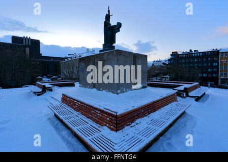 Die Statue von Ingolfur Arnarson, erste Siedler der Wikinger in Island, Arnarholl, Stadt Reykjavik, Island. Stockfoto