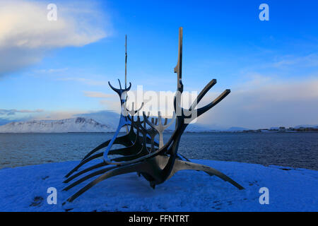 Winterschnee über die Sun Voyager, Wikingerschiff Skulptur, Stadt Reykjavik, Island Stockfoto