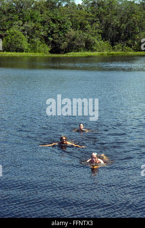 Besucher, die im Amazonasfluss in Ecuador, Südamerika, schwimmen Stockfoto