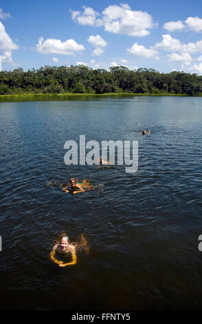 Besucher, die im Amazonasfluss in Ecuador, Südamerika, schwimmen Stockfoto