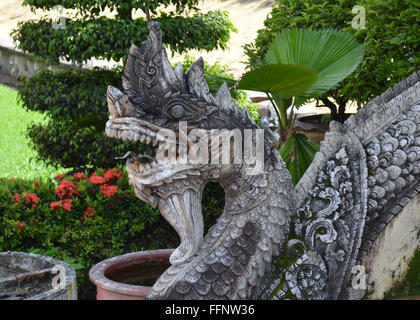 Drachen Skulptur nächsten Grün am Tempel in Asien Stockfoto