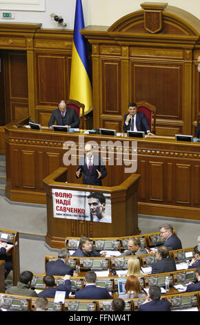 Kiew, Ukraine. 16. Februar 2016. Ukrainian Prime Minister Arseniy Yatsenyuk (C) spricht vor dem Gesetzgeber kein Vertrauen, die Abstimmung über die Regierung im ukrainischen Parlament in Kiew, Ukraine. Der ukrainische Präsident Petro Poroshenko bat Premierminister Arseniy Yatsenyuk und General Prosecutor Viktor Shokin zum Rücktritt für den Fortschritt der politischen Krise in der Ukraine als Bericht lokalen Medien zu verbieten. Aber heute hatte Gesetzgeber nicht genügend Stimmen, um nicht das Vertrauen in die Regierung zum Ausdruck zu bringen. © Vasyl Shevchenko/Pacific Press/Alamy Live-Nachrichten Stockfoto