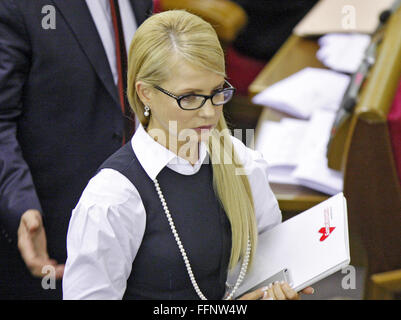 Kiew, Ukraine. 16. Februar 2016. Anführer der "Vaterland" party Yuliya Tymoshenko vor ein Gesetzgeber kein Vertrauen, die Abstimmung über die Regierung im ukrainischen Parlament in Kiew, Ukraine. Der ukrainische Präsident Petro Poroshenko bat Premierminister Arseniy Yatsenyuk und General Prosecutor Viktor Shokin zum Rücktritt für den Fortschritt der politischen Krise in der Ukraine als Bericht lokalen Medien zu verbieten. Aber heute hatte Gesetzgeber nicht genügend Stimmen, um nicht das Vertrauen in die Regierung zum Ausdruck zu bringen. © Vasyl Shevchenko/Pacific Press/Alamy Live-Nachrichten Stockfoto