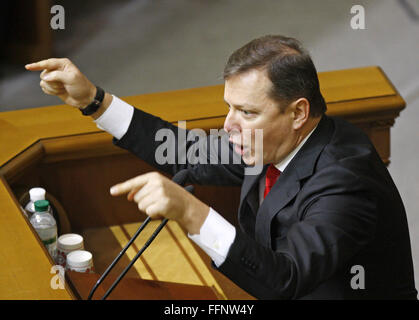 Kiew, Ukraine. 16. Februar 2016. Anführer der "Radikalen Partei" Oleg Lyashko vor dem Gesetzgeber kein Vertrauen, die Abstimmung über die Regierung im ukrainischen Parlament in Kiew, Ukraine. Der ukrainische Präsident Petro Poroshenko bat Premierminister Arseniy Yatsenyuk und General Prosecutor Viktor Shokin zum Rücktritt für den Fortschritt der politischen Krise in der Ukraine als Bericht lokalen Medien zu verbieten. Aber heute hatte Gesetzgeber nicht genügend Stimmen, um nicht das Vertrauen in die Regierung zum Ausdruck zu bringen. © Vasyl Shevchenko/Pacific Press/Alamy Live-Nachrichten Stockfoto