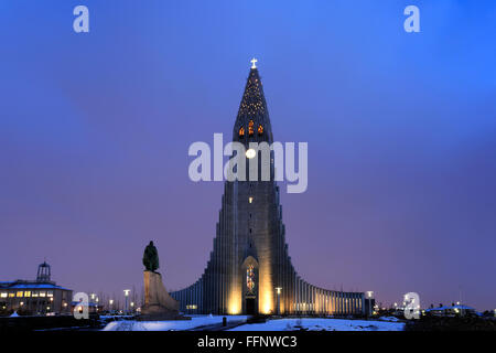 Äußere der Hallgrimskirkja Kirche beleuchtet in der Nacht, Stadt Reykjavik, Island. Stockfoto