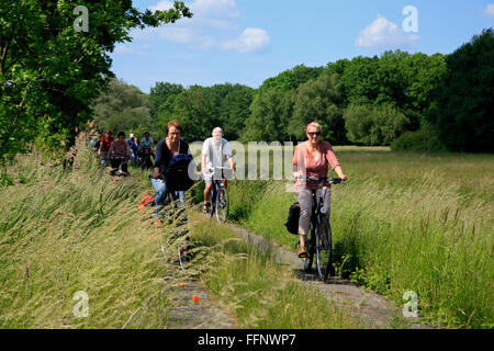 geführte Radtour GRUENES BAND in der Nähe von Volzendorf, Wendland, ehemalige Grenze zur DDR, Niedersachsen, Deutschland, Europa Stockfoto