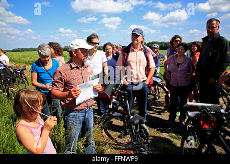 geführte Radtour GRUENES BAND in der Nähe von Volzendorf, Wendland, ehemalige Grenze zur DDR, Niedersachsen, Deutschland, Europa Stockfoto