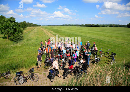 geführte Radtour GRUENES BAND in der Nähe von Volzendorf, Wendland, ehemalige Grenze zur DDR, Niedersachsen, Deutschland, Europa Stockfoto