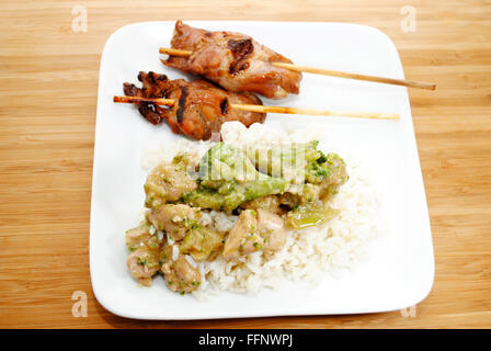 Asiatische Mahlzeit mit Huhn und Brokkoli mit Huhn am Spieß Stockfoto