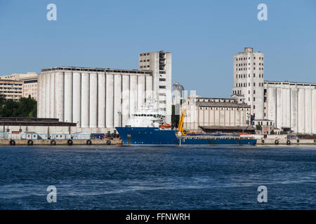 Schiff vor einem Hafen-Silo Stockfoto