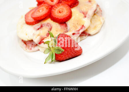Frische Erdbeeren auf fruchtig warme Semmeln Stockfoto