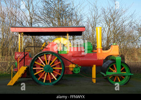 Ein bunt bemalten antiken Dampfwalze bietet ein buntes Klettergerüst in einen Kinderspielplatz. Dorchester, Dorset, England, Vereinigtes Königreich. Stockfoto