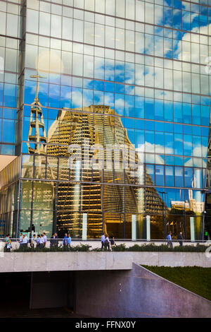 Reflexion von Sao Sebastiao Metropolitan Cathedral in Gebäuden bei Republica Chile Avenue. Lapa Nachbarschaft. Rio De Janeiro. Stockfoto