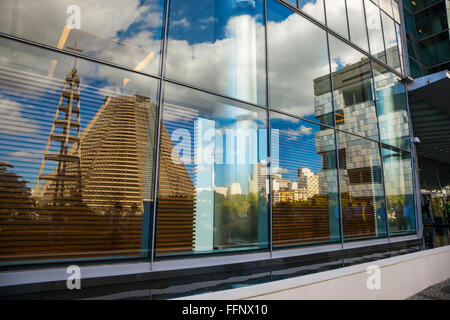 Reflexion von Sao Sebastiao Metropolitan Cathedral in Gebäuden bei Republica Chile Avenue. Lapa Nachbarschaft. Rio De Janeiro. Stockfoto