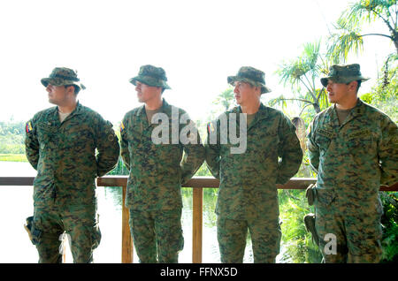 Militärische Eliteeinheit in Ecuador reisen mit dem Präsidenten bei einer Amazonas-retreat Stockfoto