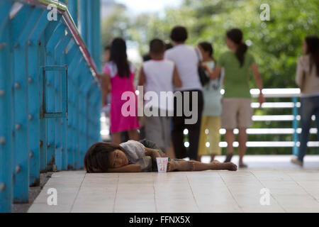 Innerhalb der philippinischen Städte ersichtlich auf Bürgersteigen schlafen obdachlose Menschen, darunter Kinder & ganze Familien. Stockfoto