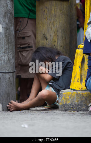 Innerhalb der philippinischen Städte ersichtlich auf Bürgersteigen schlafen obdachlose Menschen, darunter Kinder & ganze Familien. Stockfoto