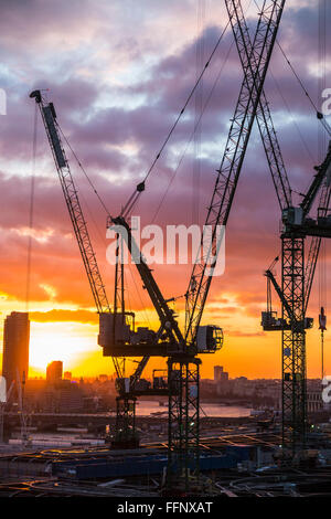 Turmdrehkrane auf Bloomberg Ort Büro Neubau in der City of London, EG4 Silhouette am Horizont bei Sonnenuntergang Stockfoto