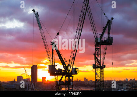 Turmdrehkrane auf Bloomberg Ort Büro Neubau in der City of London, EG4 Silhouette am Horizont bei Sonnenuntergang Stockfoto