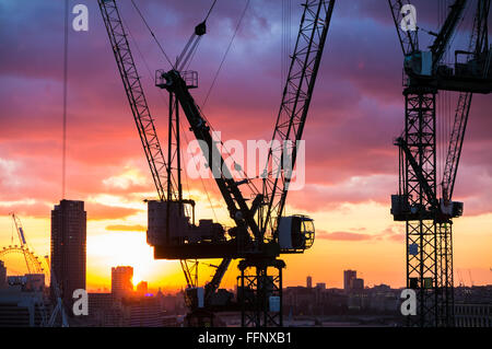 Turmdrehkrane auf Bloomberg Ort Büro Neubau in der City of London, EG4 Silhouette am Horizont bei Sonnenuntergang Stockfoto