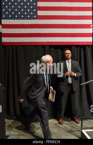 Charleston, South Carolina, USA. 16. Februar 2016. Demokratische Präsidentschaftskandidat Senator Bernie Sanders geht auf der Bühne für eine Kampagne-Rallye am Memminger Theater 16. Februar 2016 in Charleston, South Carolina, USA. Stockfoto