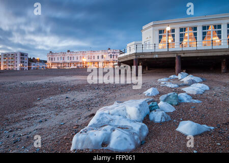 Winterabend in Worthing Beach, West Sussex, England. Stockfoto