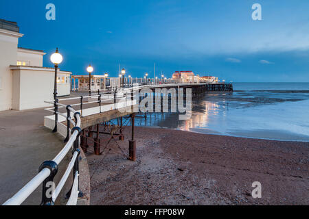 Winterabend in Worthing Pier, West Sussex, England. Stockfoto