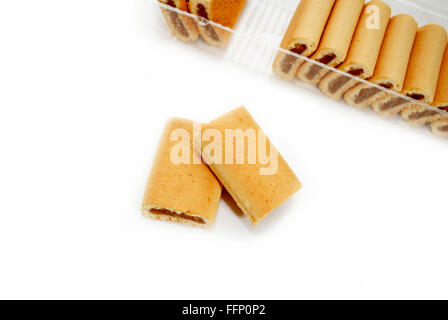 Abb. Dessert Cookies mit einem Paket im Hintergrund Stockfoto