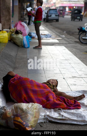 Innerhalb der philippinischen Städte ersichtlich auf Bürgersteigen schlafen obdachlose Menschen, darunter Kinder & ganze Familien. Stockfoto