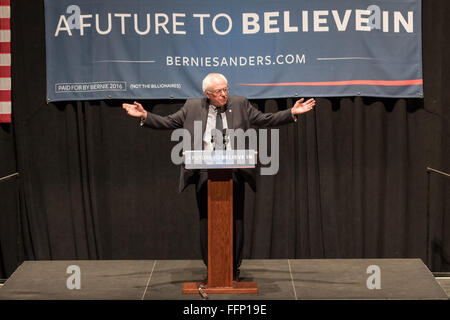 Charleston, South Carolina, USA. 16. Februar 2016. Demokratische Präsidentschaftskandidat Senator Bernie Sanders befasst sich Unterstützer während einer Kampagne-Kundgebung am Memminger Theater 16. Februar 2016 in Charleston, South Carolina, USA. Stockfoto