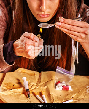 Mädchen Süchtigen mit Heroin Löffel und leichter. Stockfoto