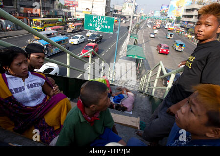 Innerhalb der philippinischen Städte ersichtlich auf Bürgersteigen schlafen obdachlose Menschen, darunter Kinder & ganze Familien. Stockfoto