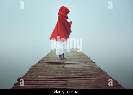 Dunkle wenig red Riding Hood im Nebel. Traum und surreale Farben Stockfoto