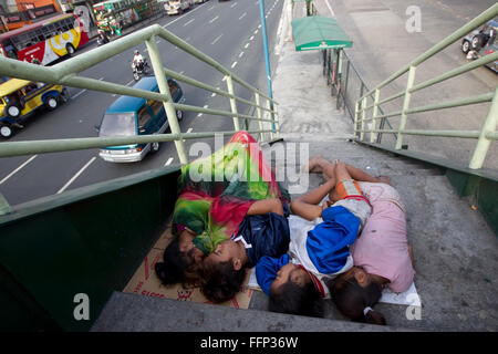 Innerhalb der philippinischen Städte ersichtlich auf Bürgersteigen schlafen obdachlose Menschen, darunter Kinder & ganze Familien. Stockfoto