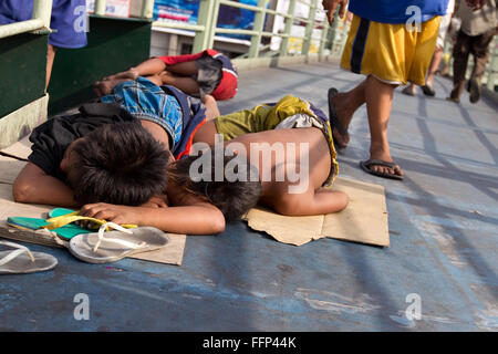 Innerhalb der philippinischen Städte ersichtlich auf Bürgersteigen schlafen obdachlose Menschen, darunter Kinder & ganze Familien. Stockfoto