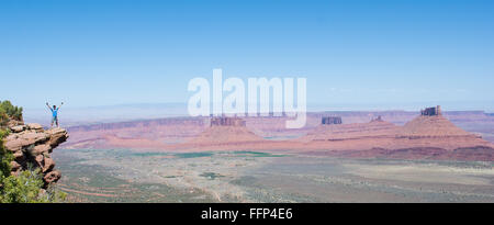 Andrew Dallas nimmt in den Ansichten auf der Porcupine Rim Trail in der Nähe von Moab Utah Stockfoto