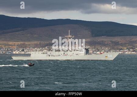 USS Samuel B Roberts (FFG-58), eine Fregatte der Oliver Hazard Perry-Klasse der US Navy, kommt für die Übung Joint Warrior 14-1. Stockfoto