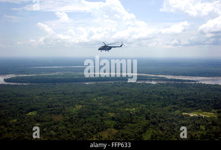 Hubschrauber fliegen über dem Amazonas in Ecuador. Stockfoto