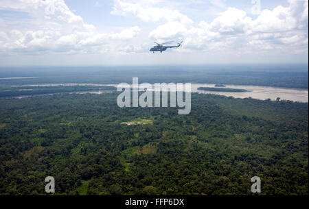 Hubschrauberflug über den Amazonas in Ecuador, Südamerika Stockfoto