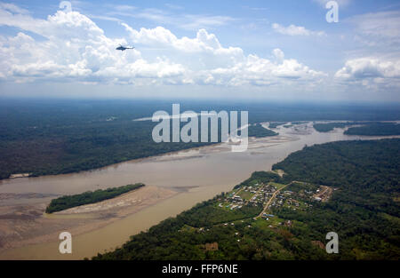Hubschrauber fliegen über dem Amazonas in Ecuador. Stockfoto