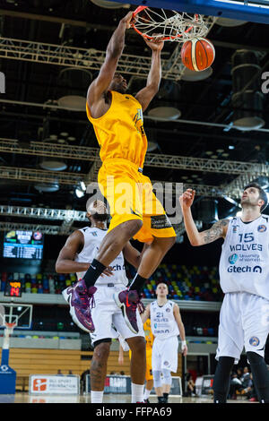 London, Großbritannien. 16. Februar 2016. Lions "demond Watt (21) taucht die Kugel mit Wölfen" Javier Mugica (15) nicht in der Lage, den Schuß während der London Lions vs Worcester Wölfe BBL Spiel am Kupfer Box Arena im Olympiapark zu blockieren. London Lions Gewinnen 80-71 Credit: Imageplotter Nachrichten und Sport/Alamy leben Nachrichten Stockfoto