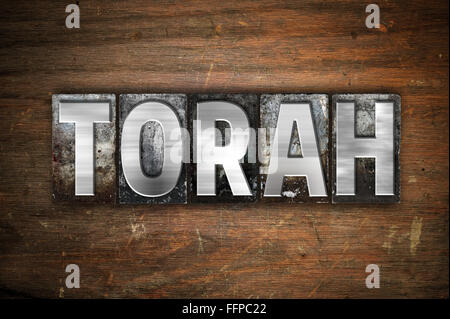 Das Wort "Torah" in Vintage Metall Buchdruck Typ auf einem alten hölzernen Hintergrund geschrieben. Stockfoto