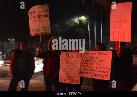 Beaufort, South Carolina, USA. 16. Februar 2016. Beaufort-Schülerinnen und Schüler protestieren gegen DONALD TRUMP während einer Kundgebung durch die Immobilien-Mogul am Dienstag statt. Bildnachweis: Miguel Juarez Lugo/ZUMA Draht/Alamy Live-Nachrichten Stockfoto