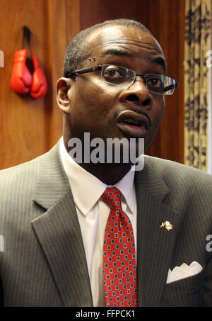 Buffalo, NY, USA. 14. Januar 2016. Byron Brown, der Bürgermeister von Buffalo New York, gibt ein Interview in seinem Büro in Buffalo, NY, USA, 14. Januar 2016. Foto: Christina Horsten/Dpa/Alamy Live News Stockfoto